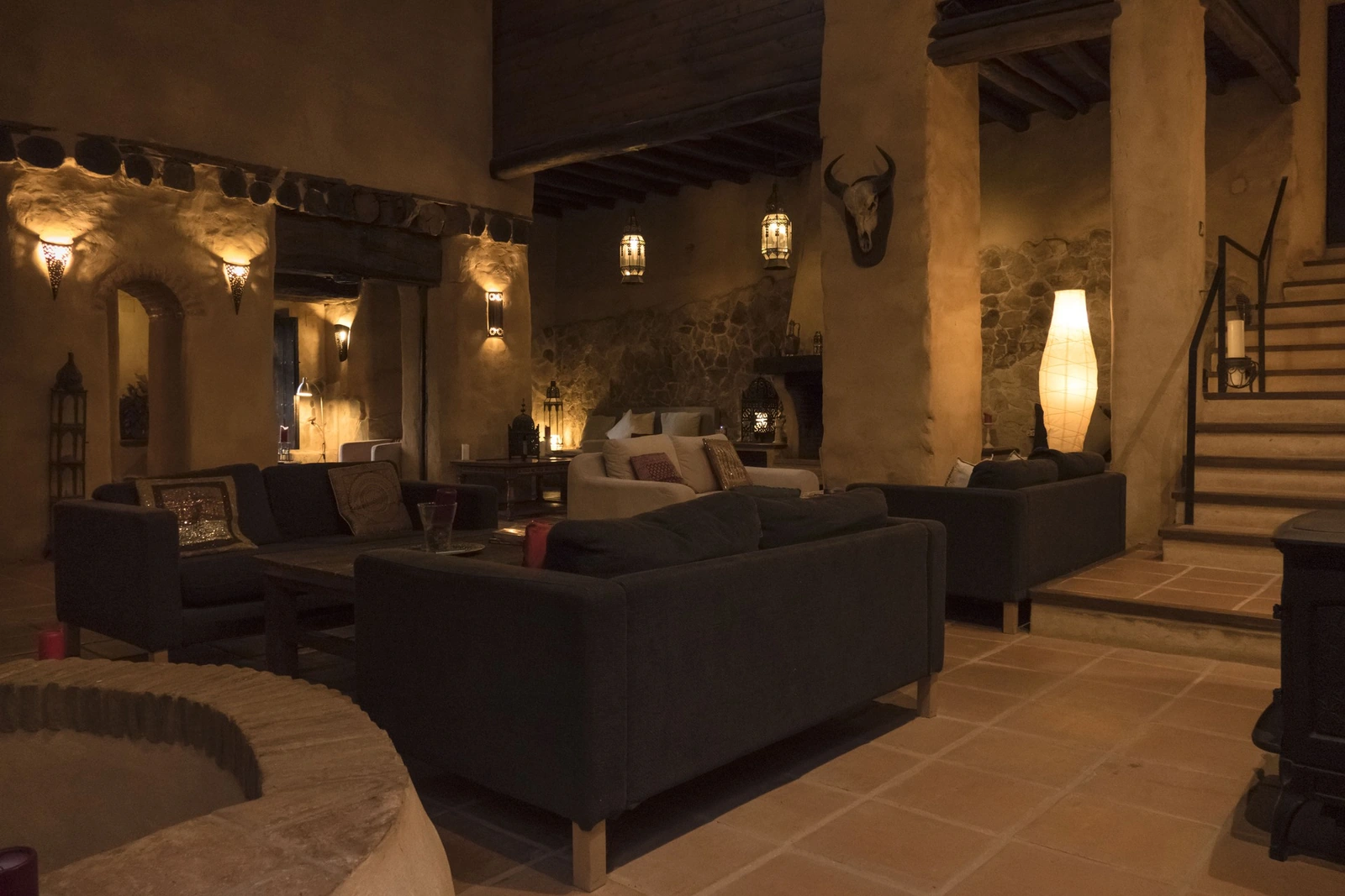 Salón compartido con sofás y arquitectura del antiguo molino. · Molinos de Fuenteheridos