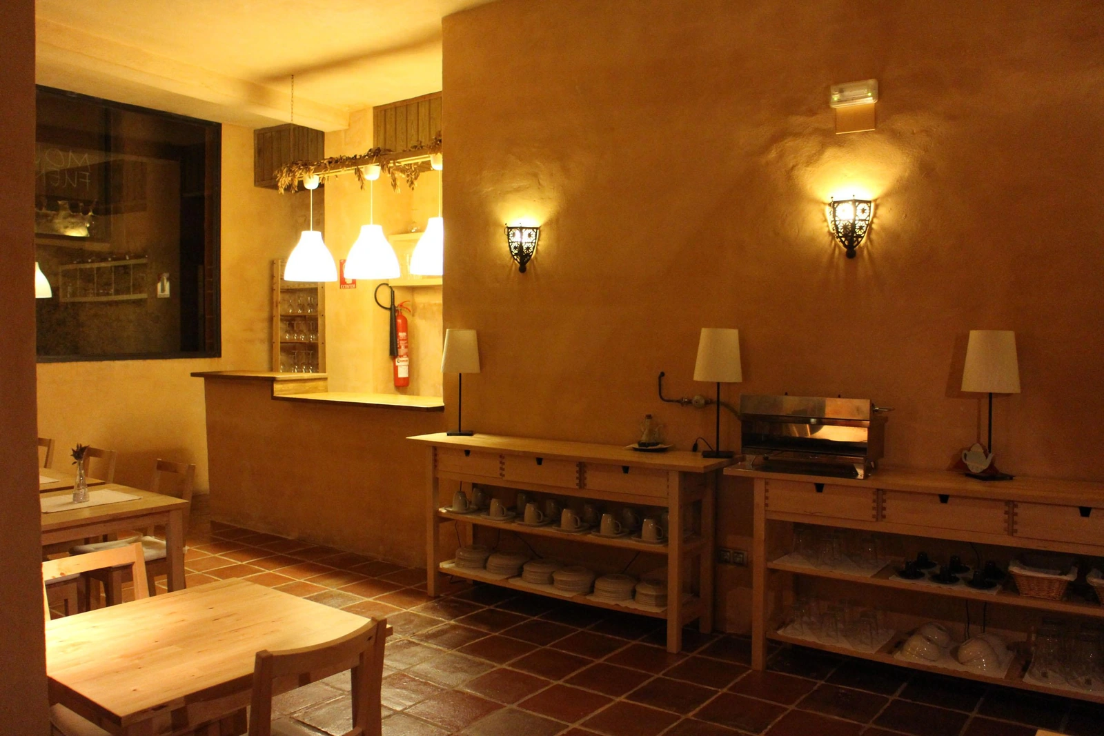 Comedor y zona de desayunos de la galería de información del hotel. · Molinos de Fuenteheridos