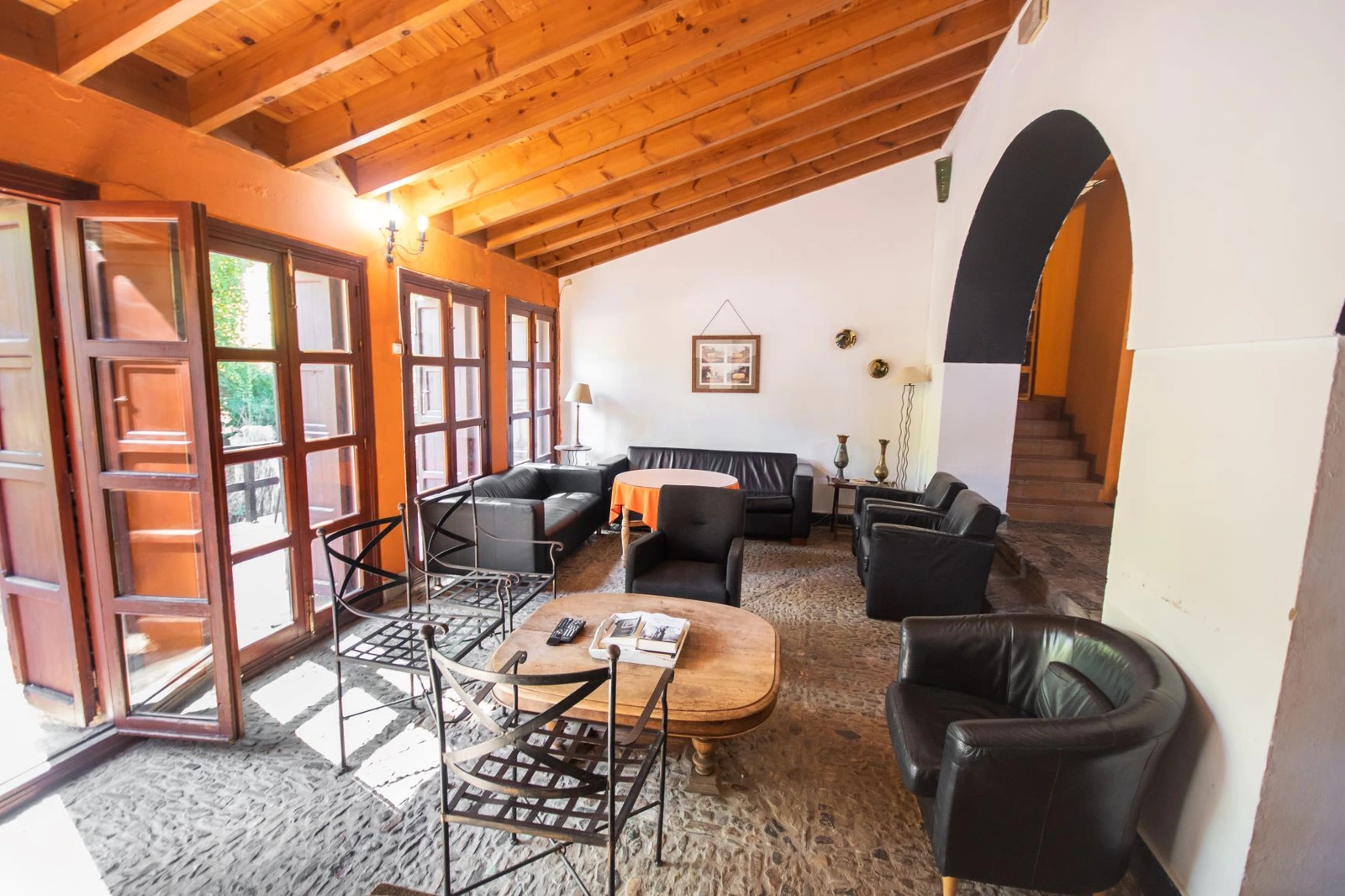 Salón común con sofás del edificio principal · Posada de Cortegana