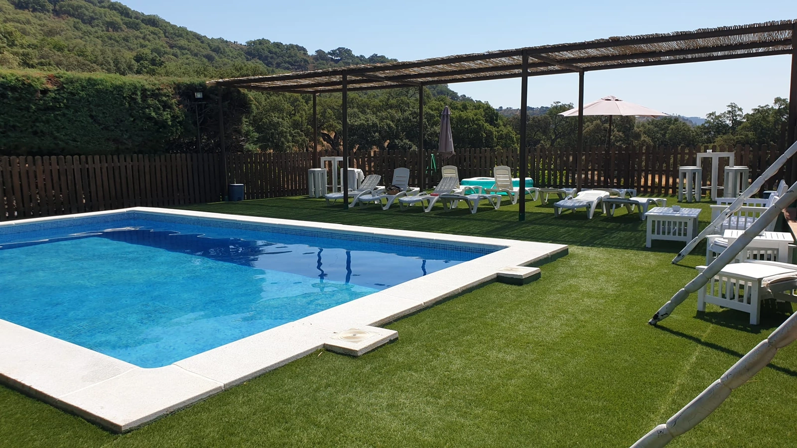 Piscina exterior y solárium del alojamiento, sin atribuirlos a habitación exclusiva. · Posada El Camino Almonaster