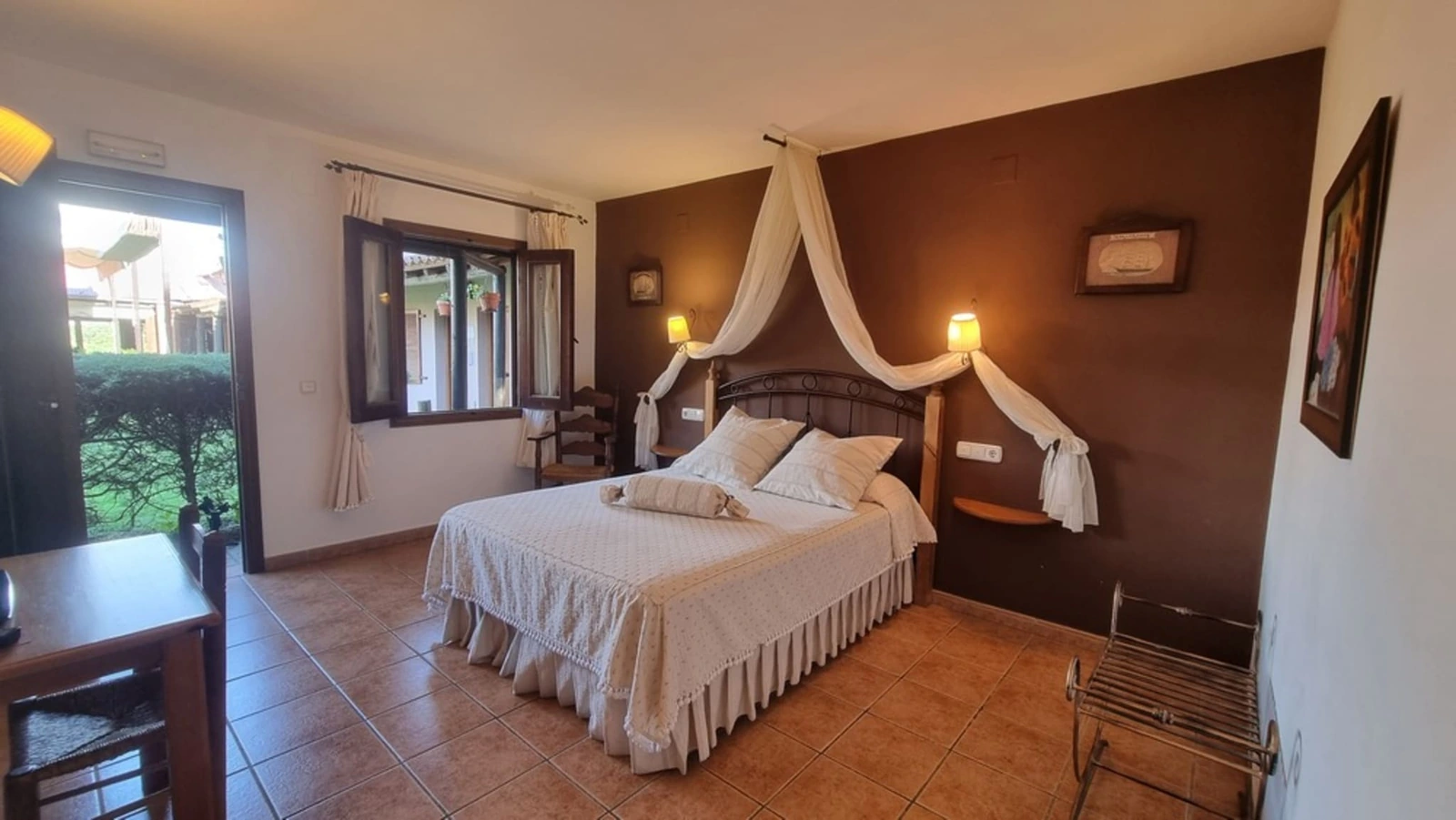 Dormitorio de la categoría doble con cama de matrimonio y dosel de tela. · Posada El Camino Almonaster