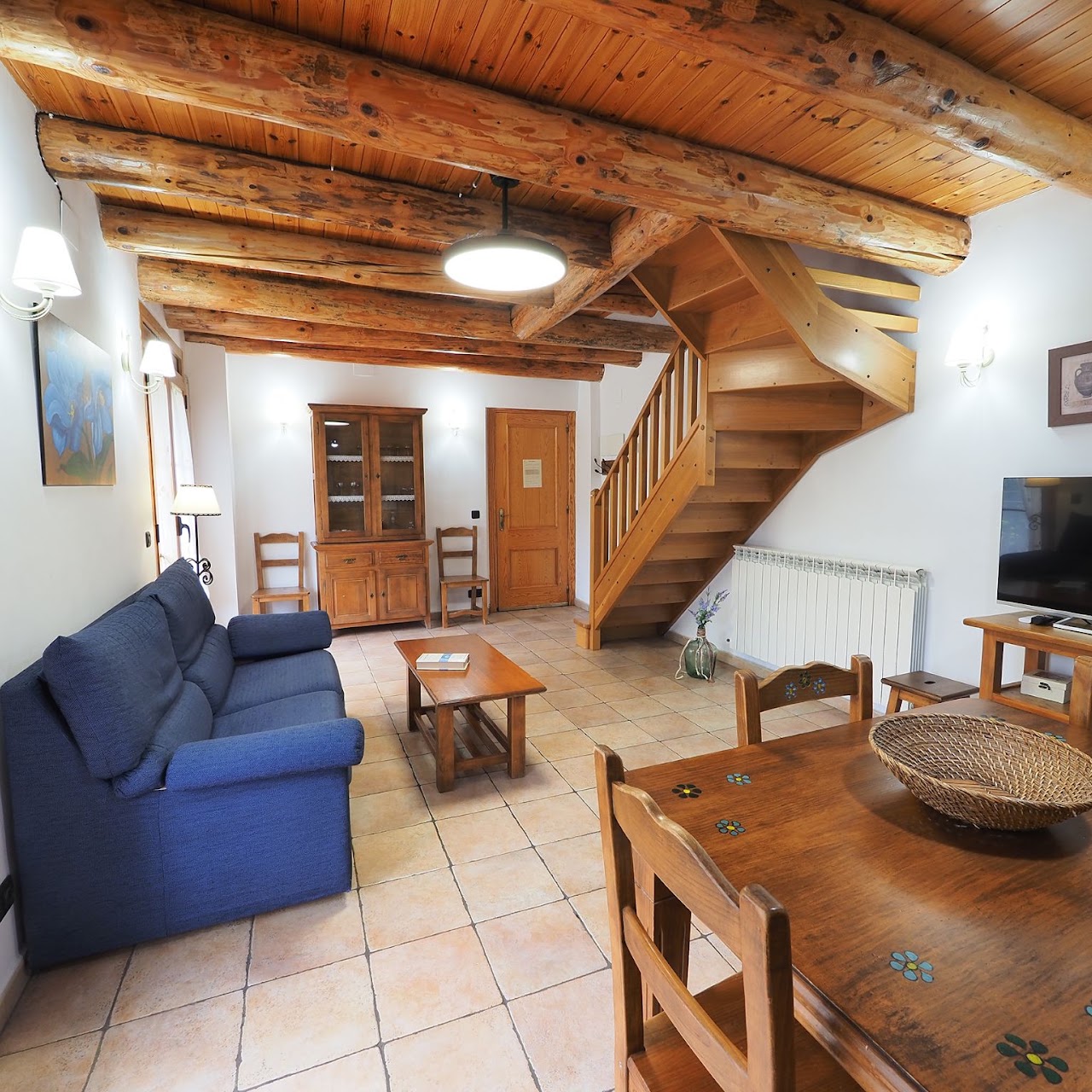 Salón con escalera y zona de estar de un apartamento