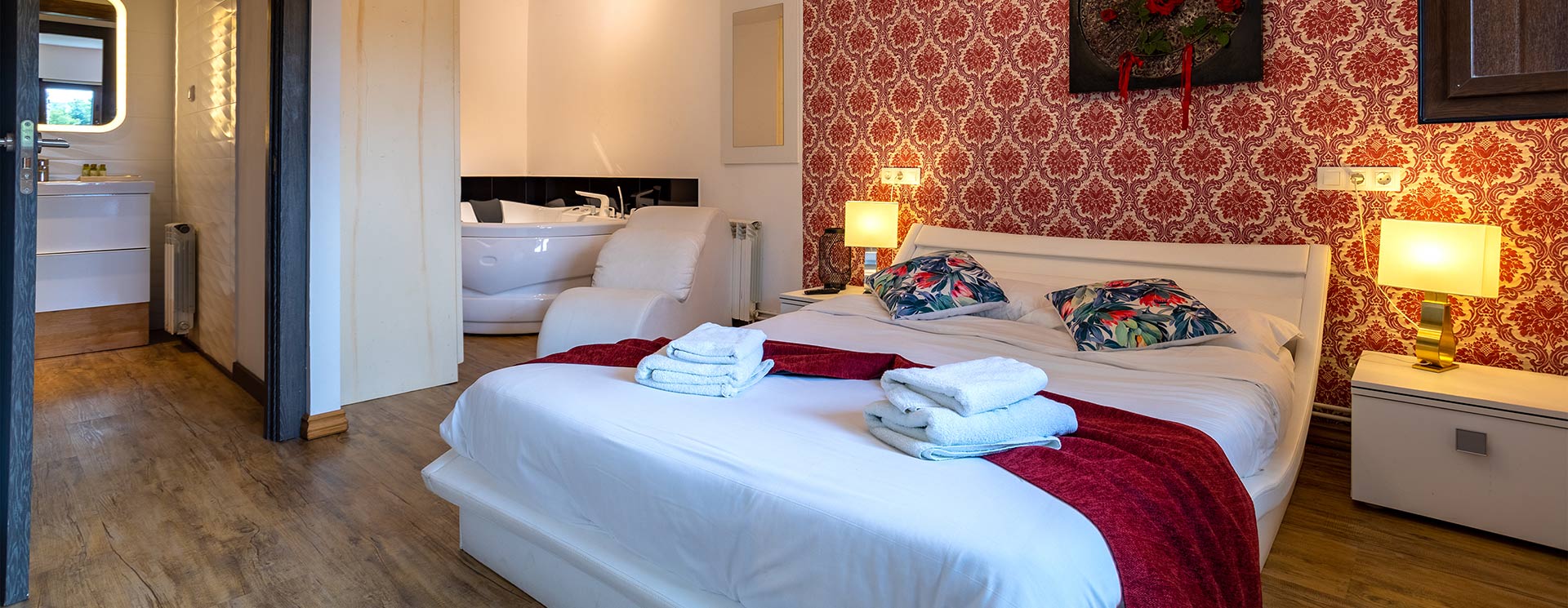 Dormitorio con jacuzzi en Balcón del Pirineo