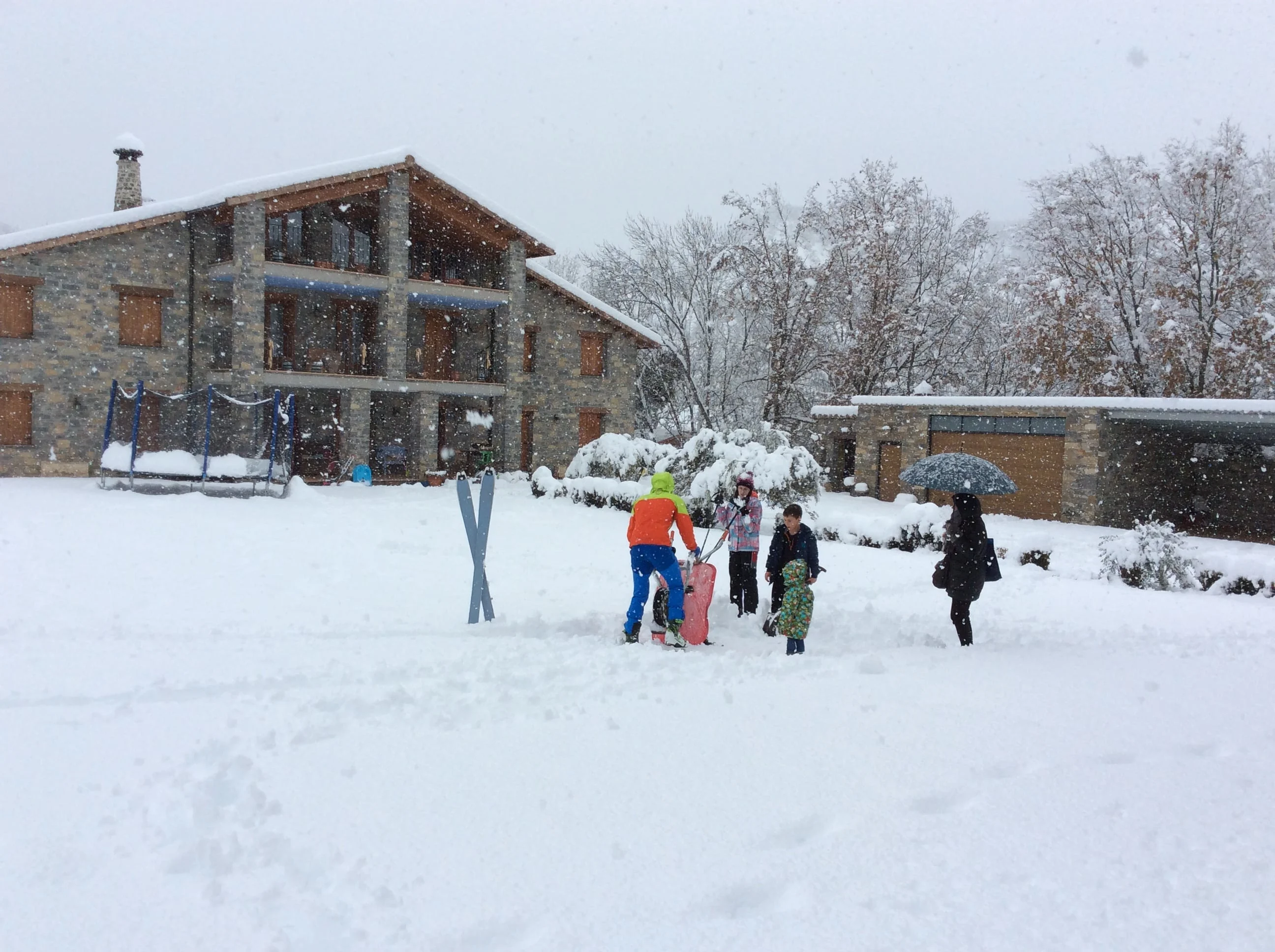 Casa Campacruz y jardín nevados en invierno
