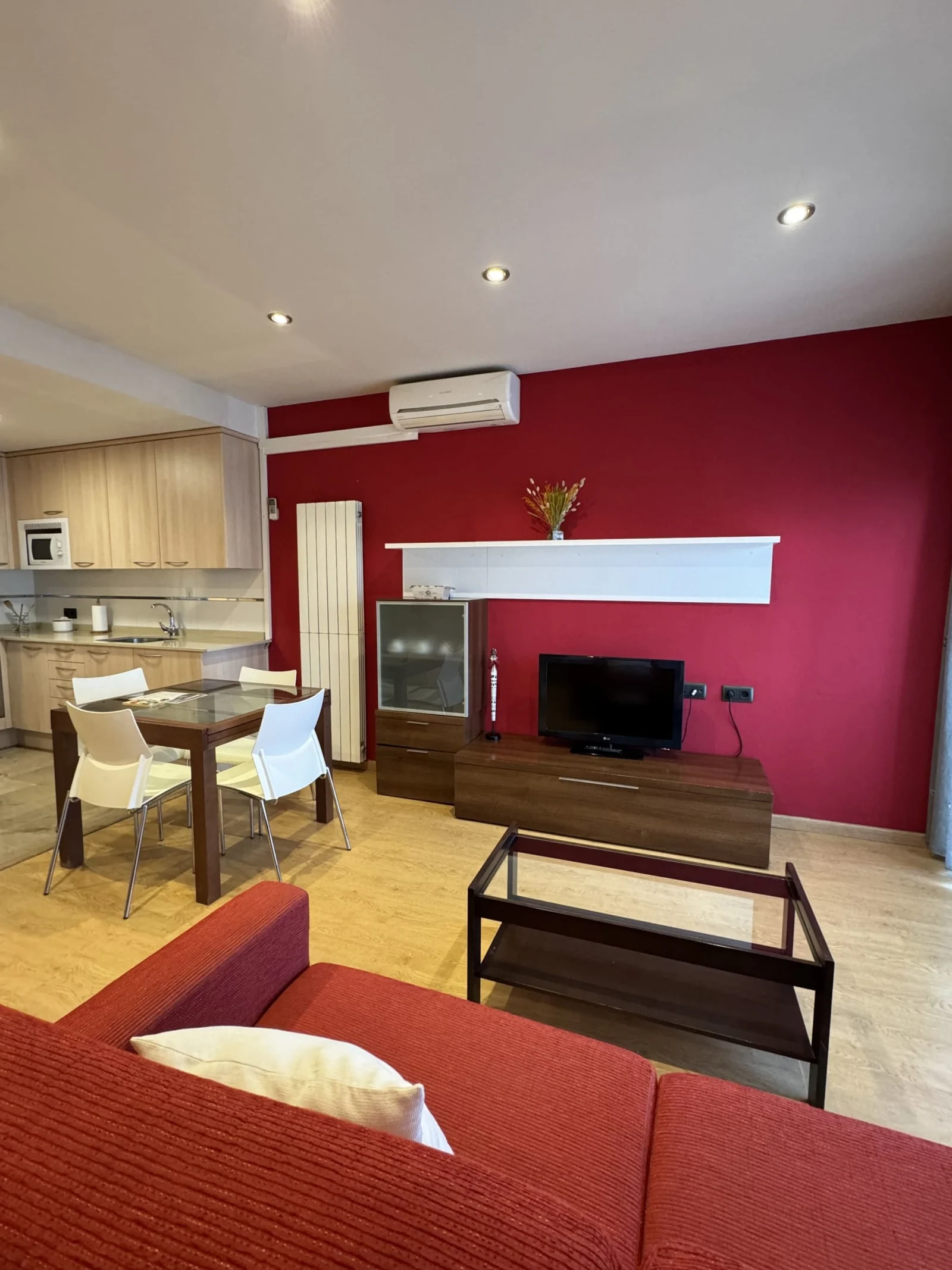 Sala de estar y comedor en Apartamentos Can Rocamora, Arén