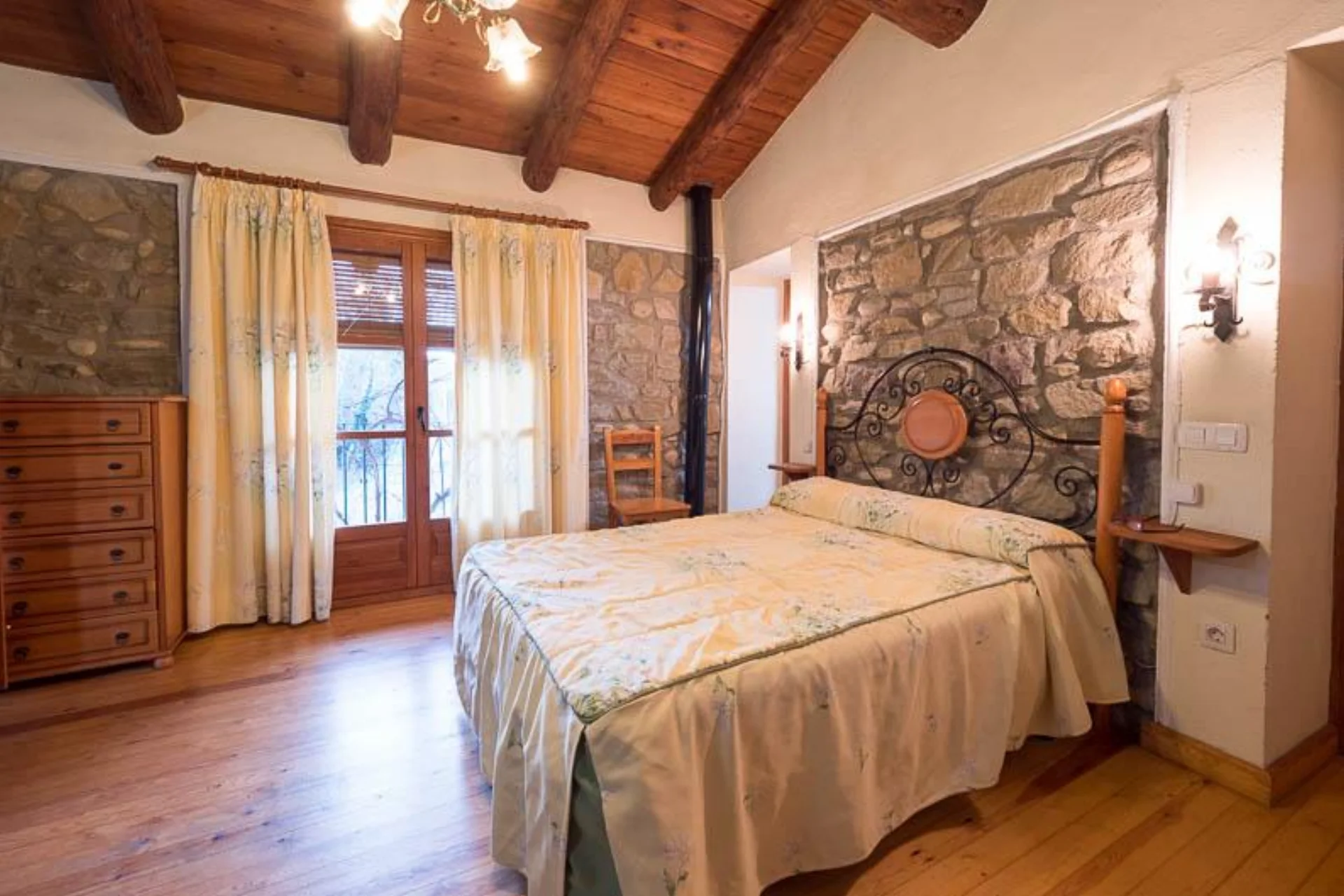 Dormitorio de matrimonio del bungalow con techo de madera.