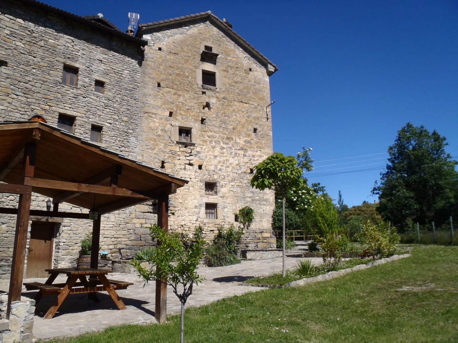 Fachada y jardín de Casa Bestregui