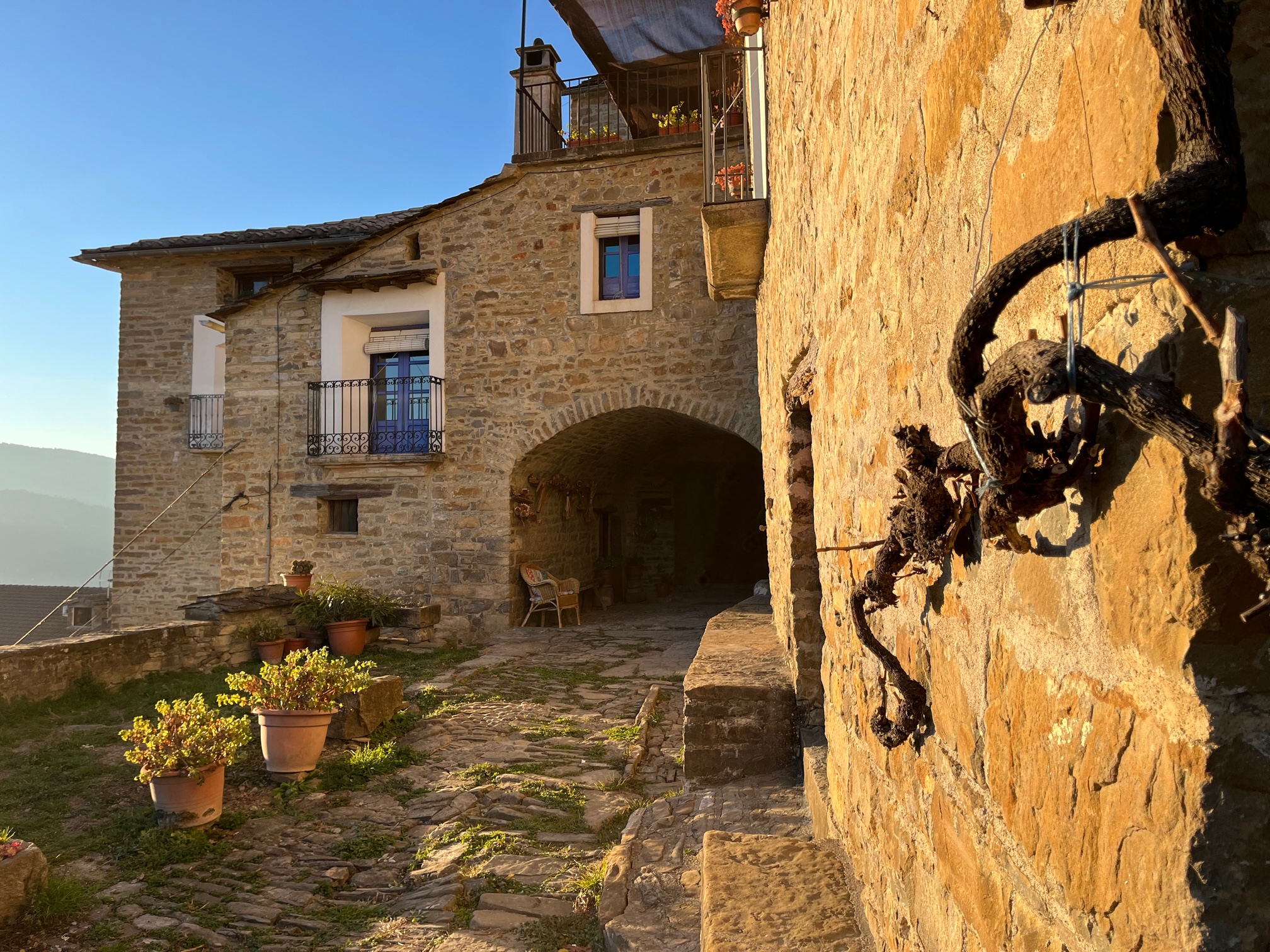 Fachada y pasadizo de Casa Blas