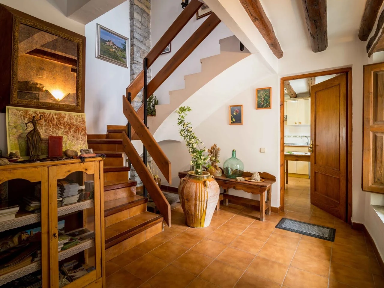 Entrada y escalera de Casa Lanau