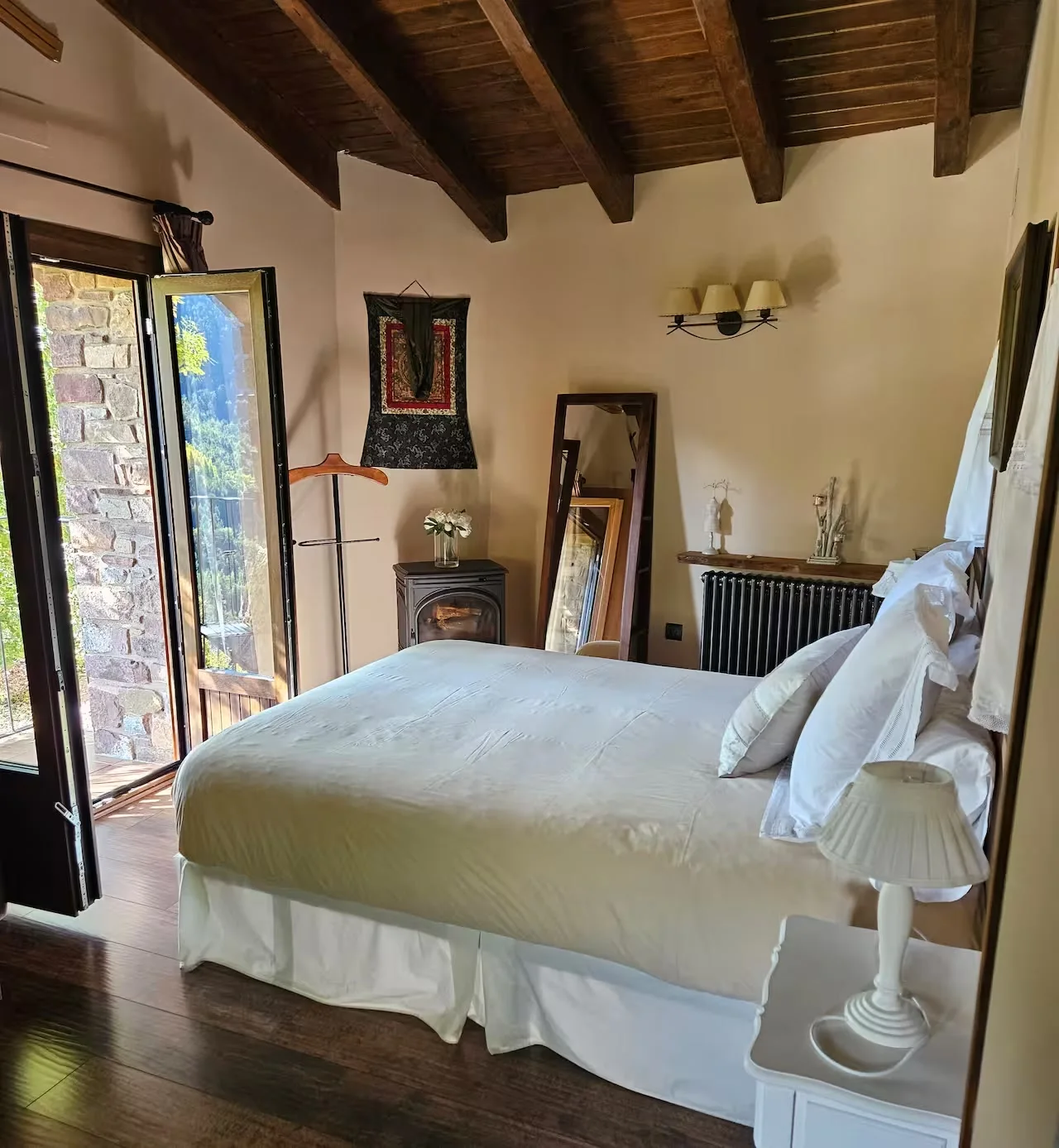 Junior Suite El Bosque de Casa Muria, con cama de madera y balcón