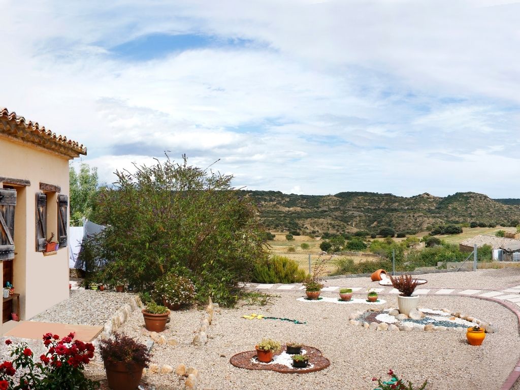 Jardín de Casa Olibán con vistas a la Sierra de Guara