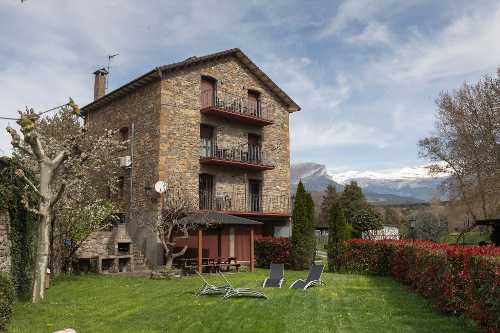 Casa Sofía y jardín con vistas al Pirineo