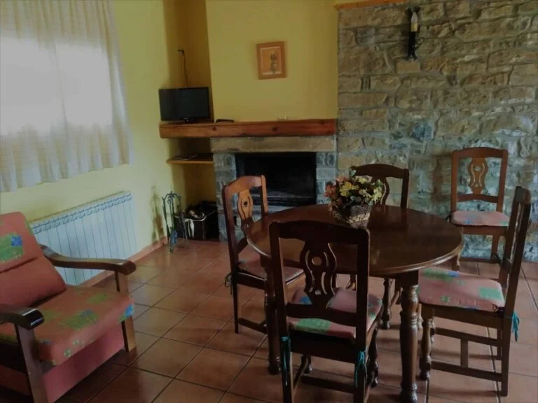 Salón con chimenea de Casa Añísclo · Casas Rurales Molins