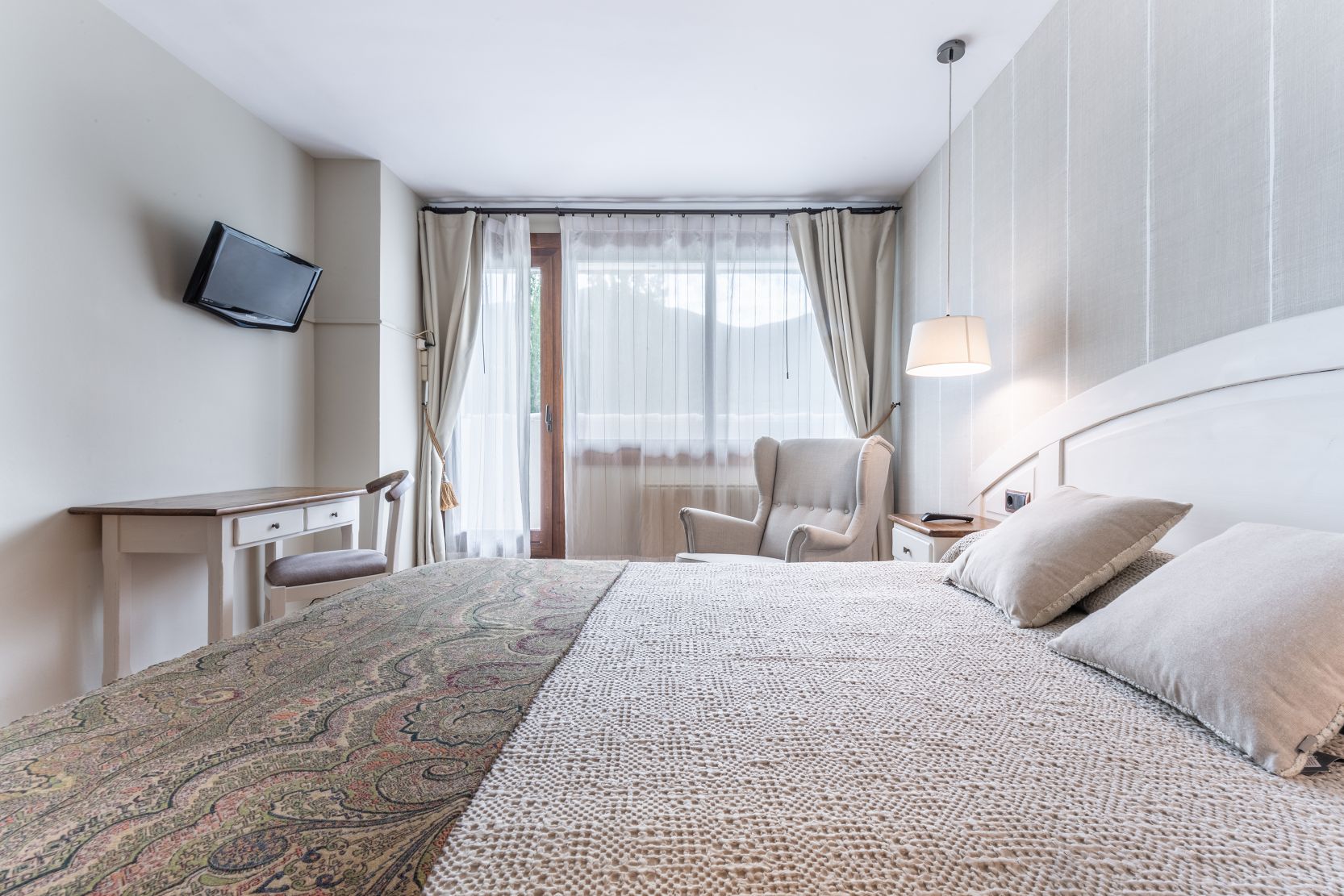 Habitación con cama de matrimonio del Hotel El Mirador