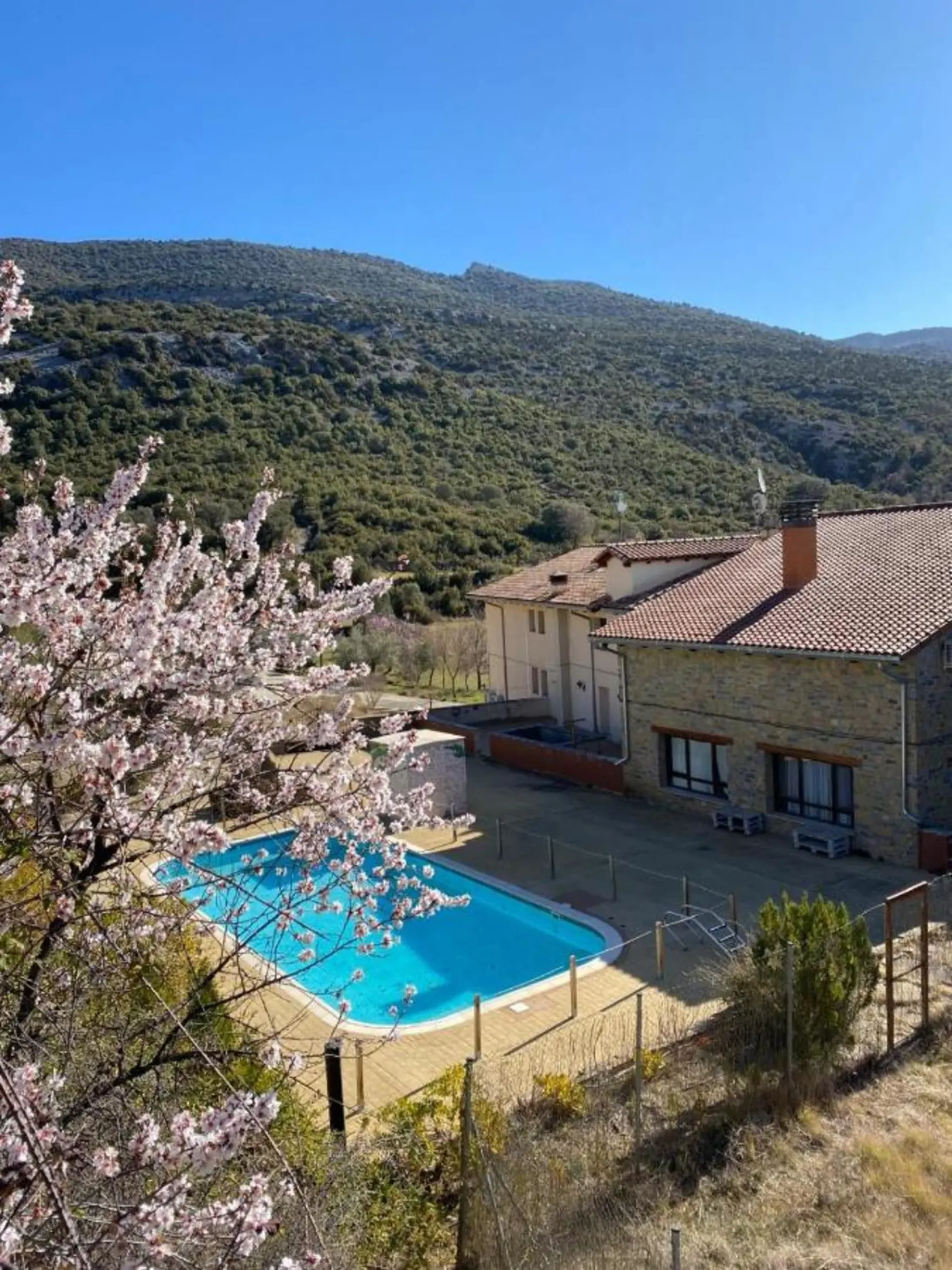 Hotel Guara Inlukā y piscina exterior