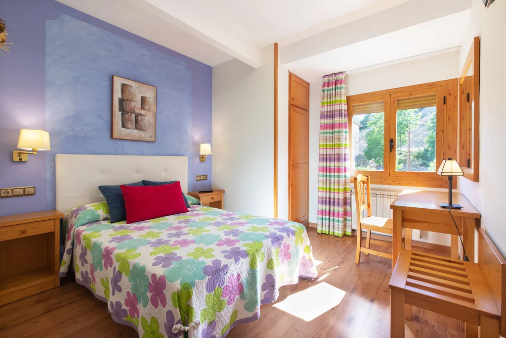 Dormitorio doble con cama de matrimonio · Hotel Cinca, Escalona