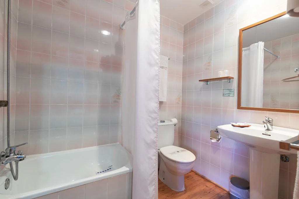 Baño de una habitación del hotel · Hotel Cinca, Escalona