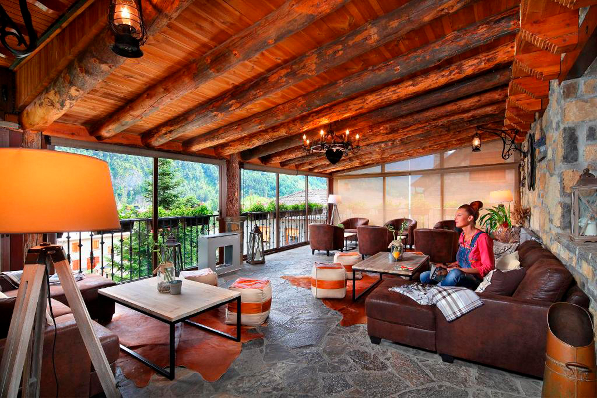 Zona común con sofás y decoración de madera