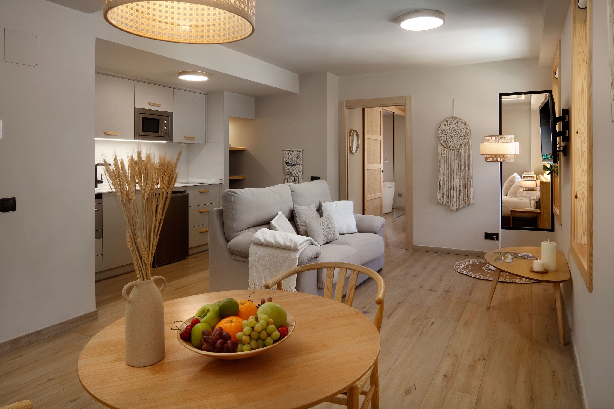 Interior de apartamento con salón y vistas al valle