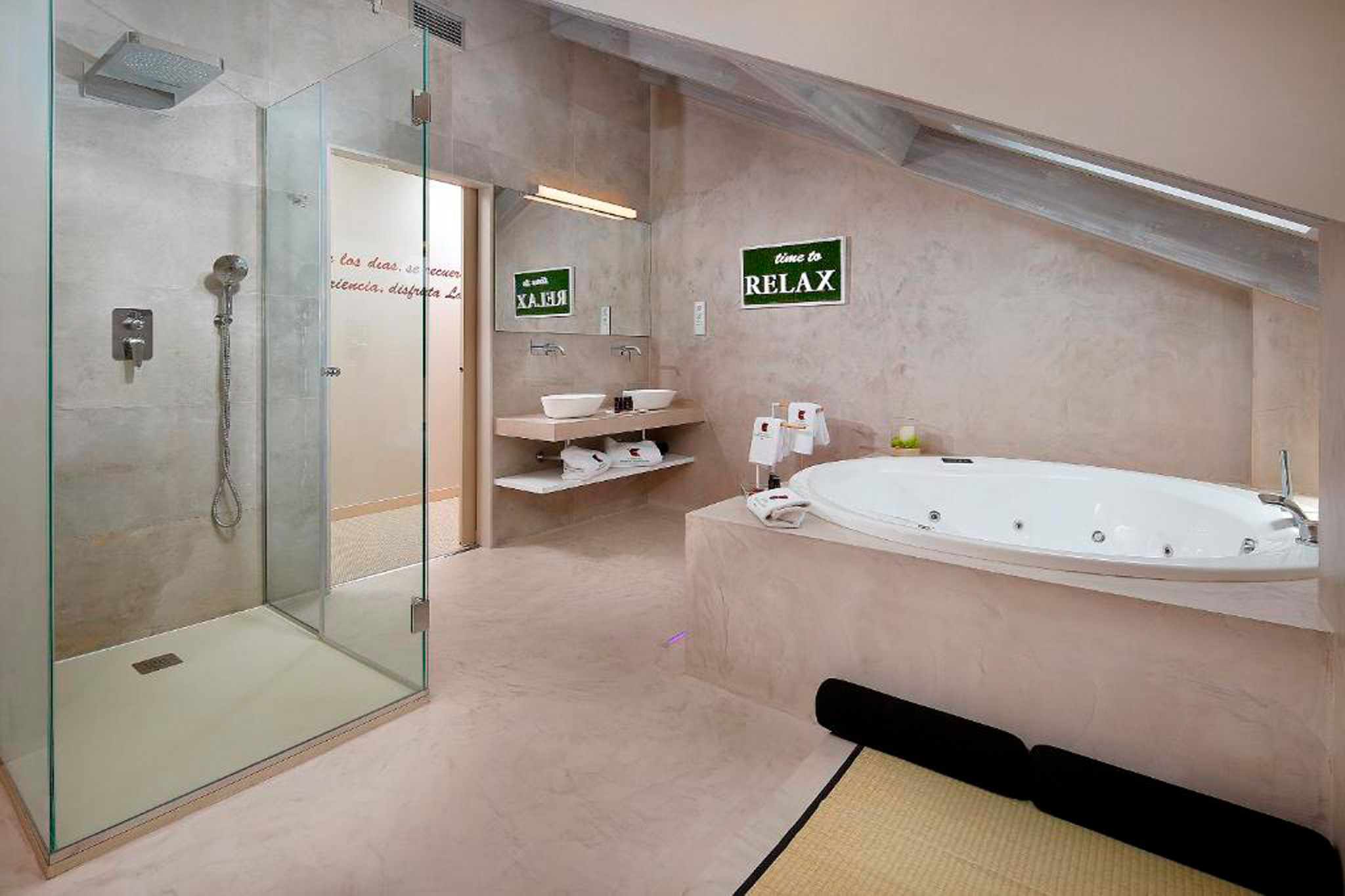 Cuarto de baño con bañera de hidromasaje