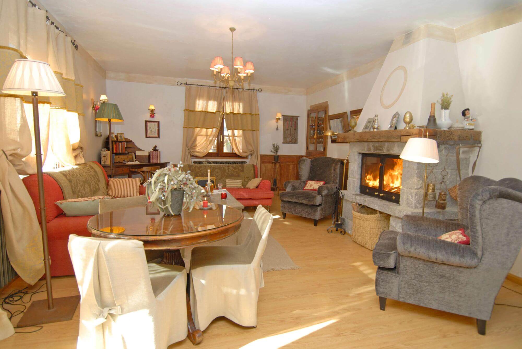 Salón con chimenea del Hotel Plaza
