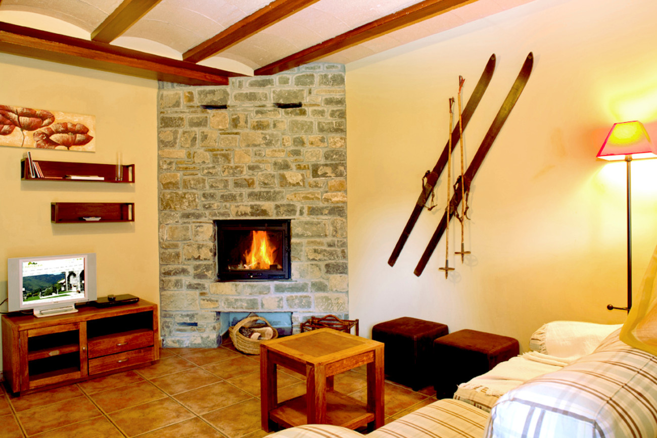 Salón de una casa rural de Casas Ordesa con chimenea