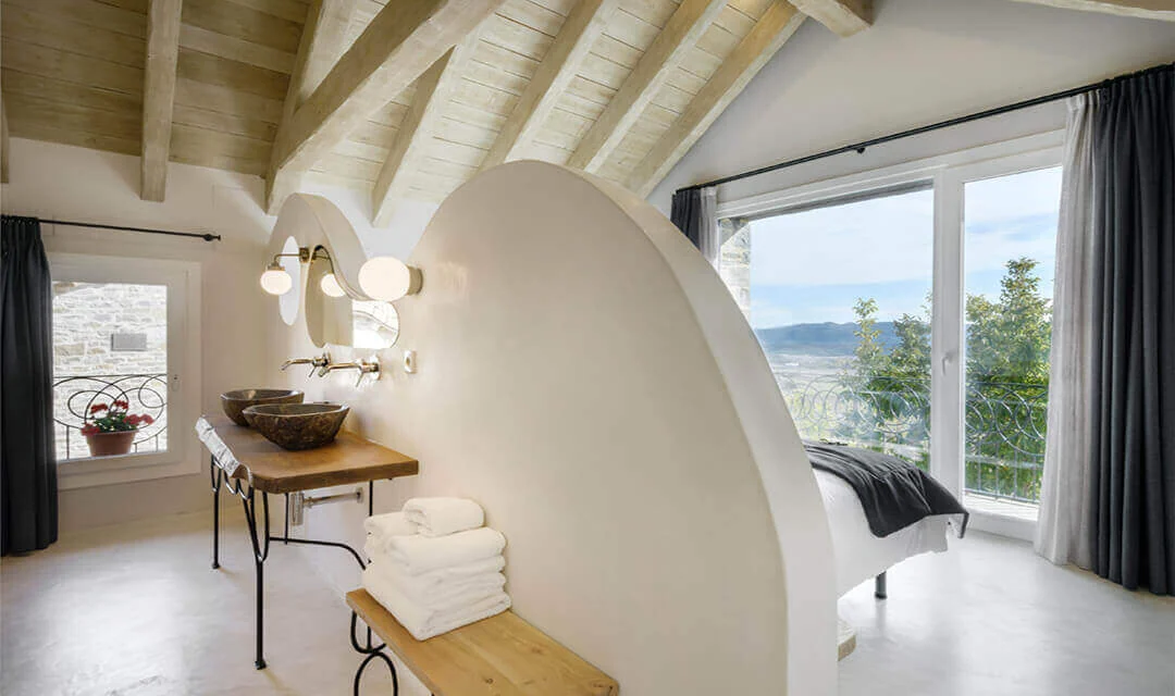 Dormitorio de la Casa Os Ormos con vigas de madera