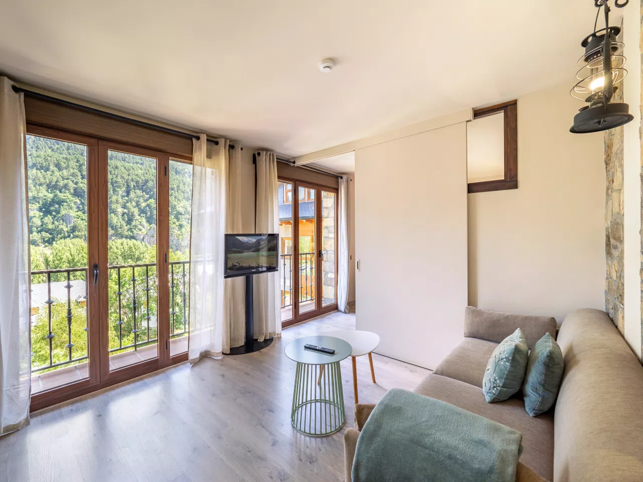 Zona de estar luminosa de un apartamento de Villa de Plan