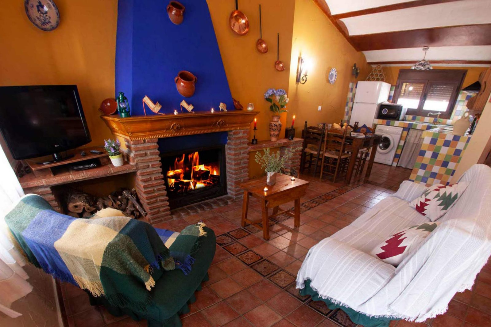 Salón con chimenea de Casas La Suerte