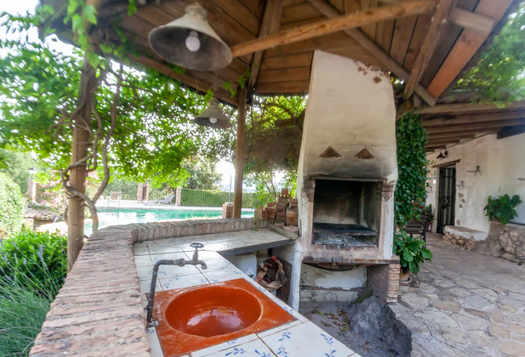Barbacoa y encimera exterior de la casa rural