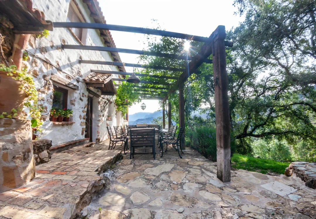 Terraza con pérgola en Casa Rural Collado del Pocico
