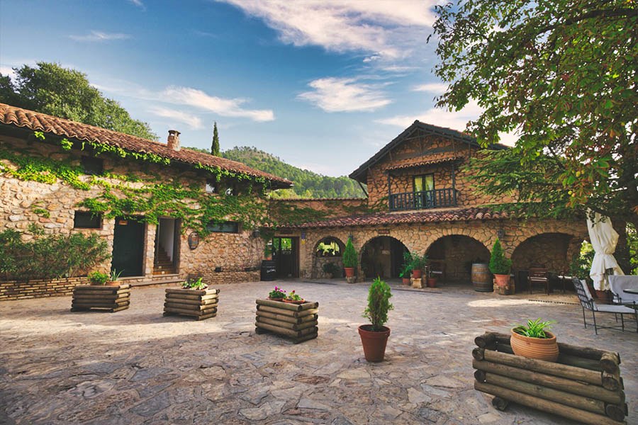 Fachada de piedra de Calerilla Hotel