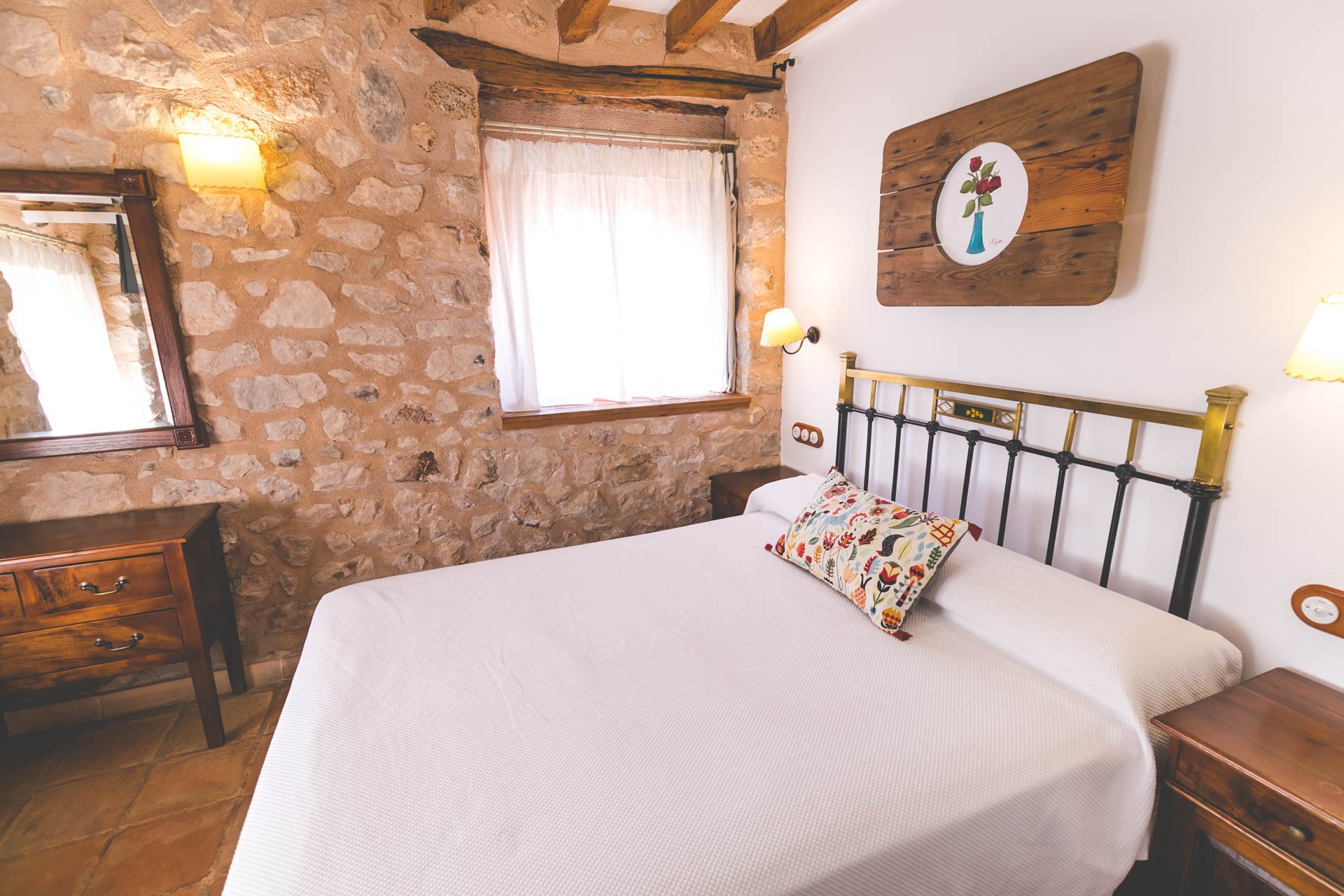 Habitación con muros de piedra de Calerilla Hotel