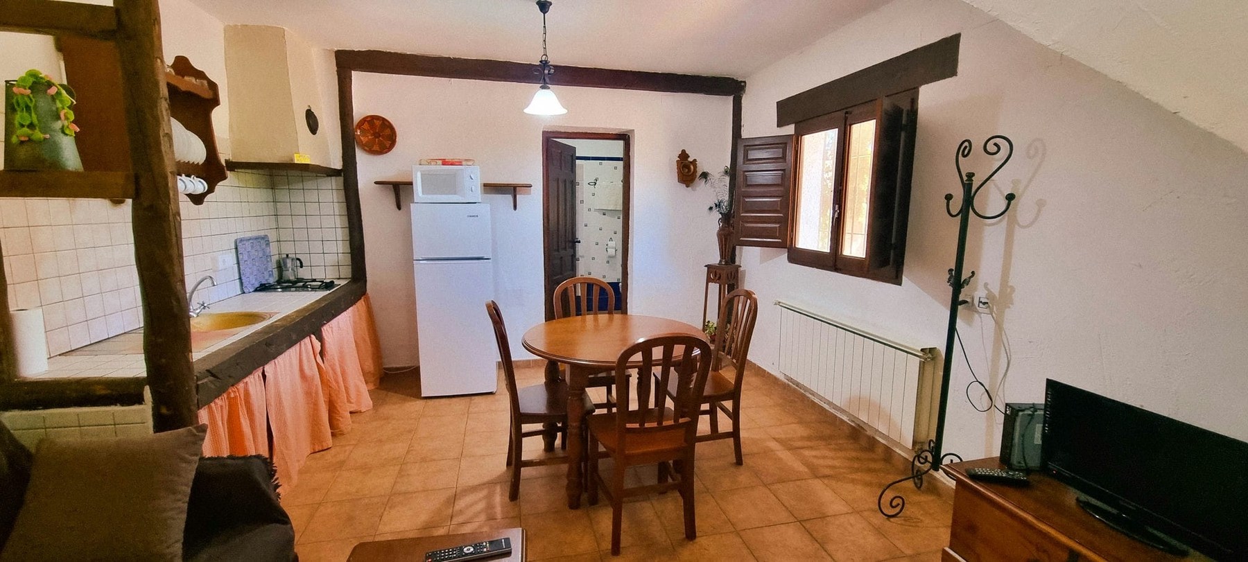 Salón cocina de Casa Serbal en La Loma del Carrascal