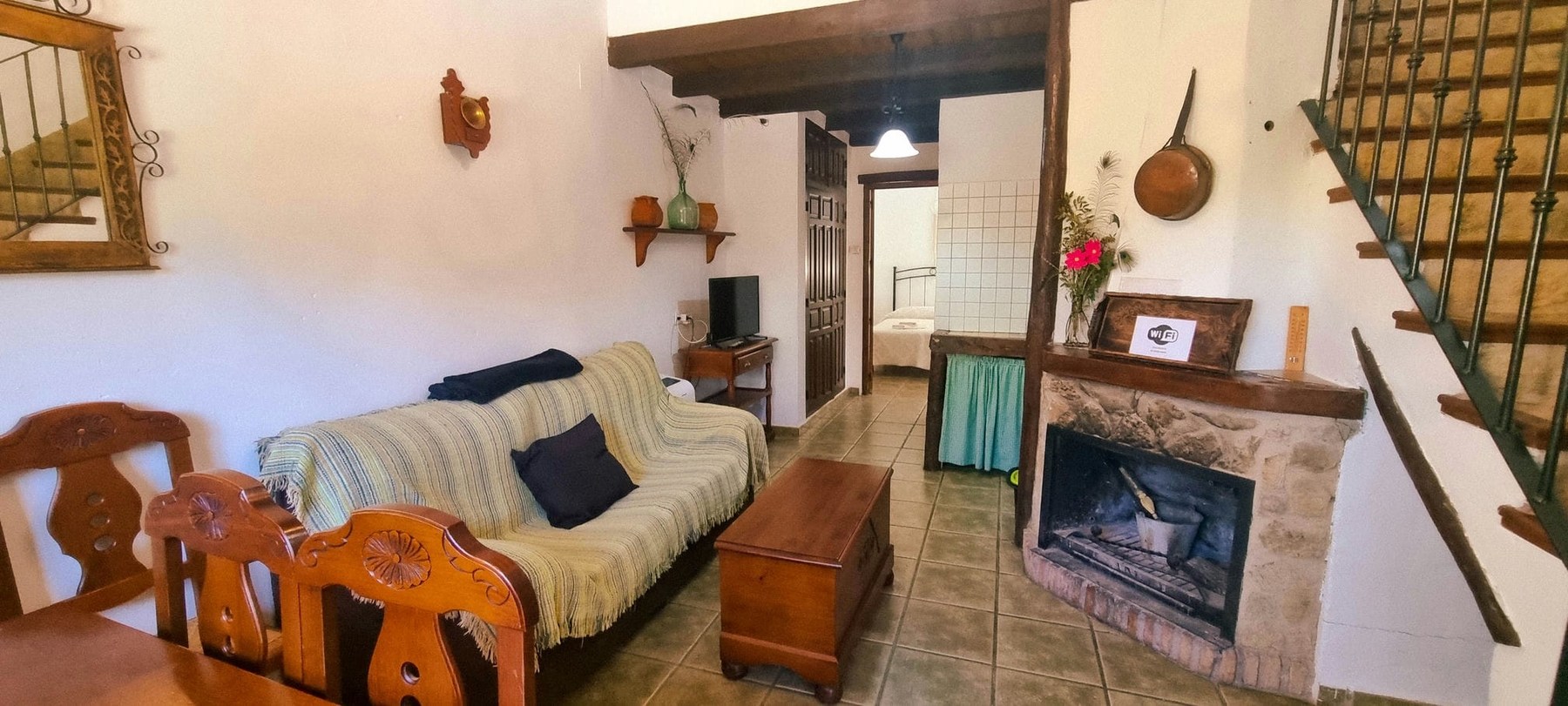 Salón con chimenea de Casa Acere en La Loma del Carrascal
