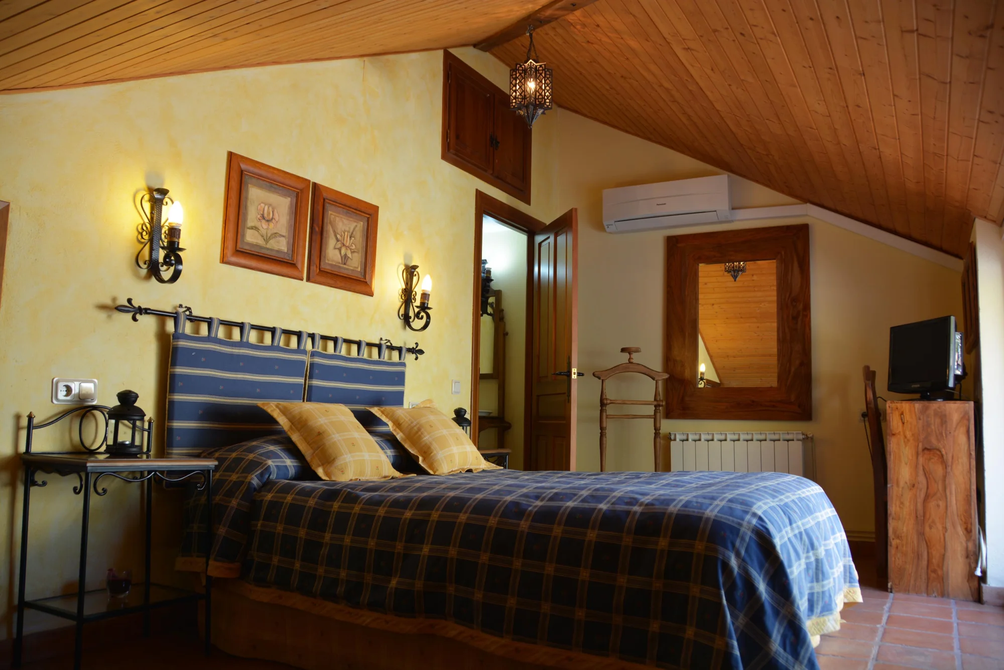 Dormitorio abuhardillado de Casa Rural La Orospeda