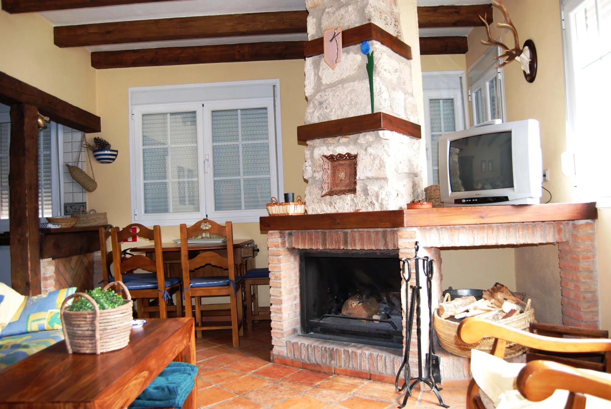 Chimenea y zona de estar de Casa Rural La Orospeda