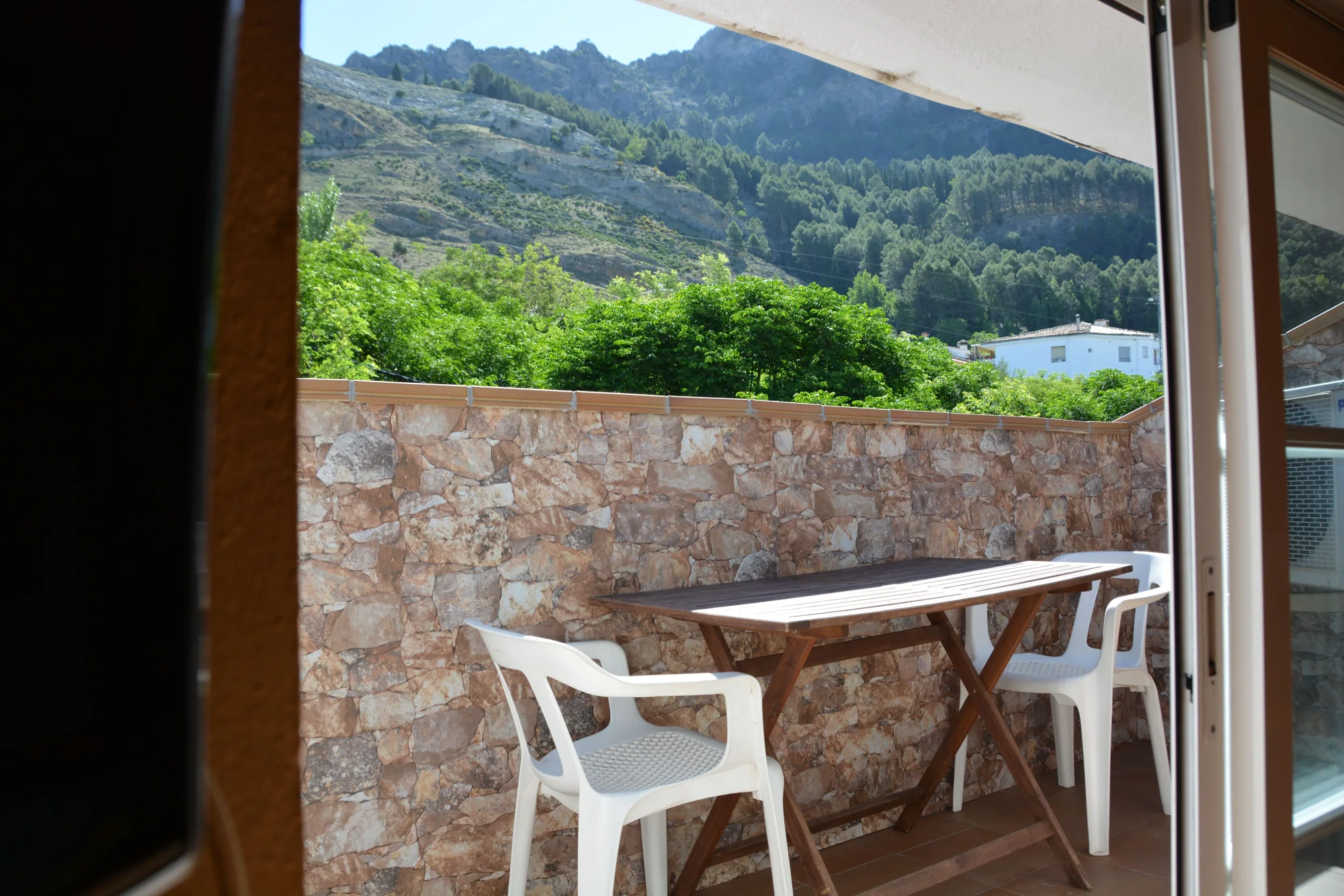 Terraza con vistas a la montaña desde el dormitorio de La Orospeda