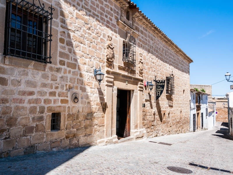 Fachada de piedra del Palacio Las Manillas en Sabiote