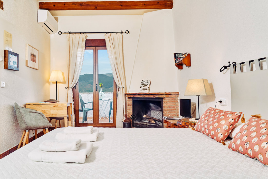 Sala de estar con chimenea de Los Huertos de Segura