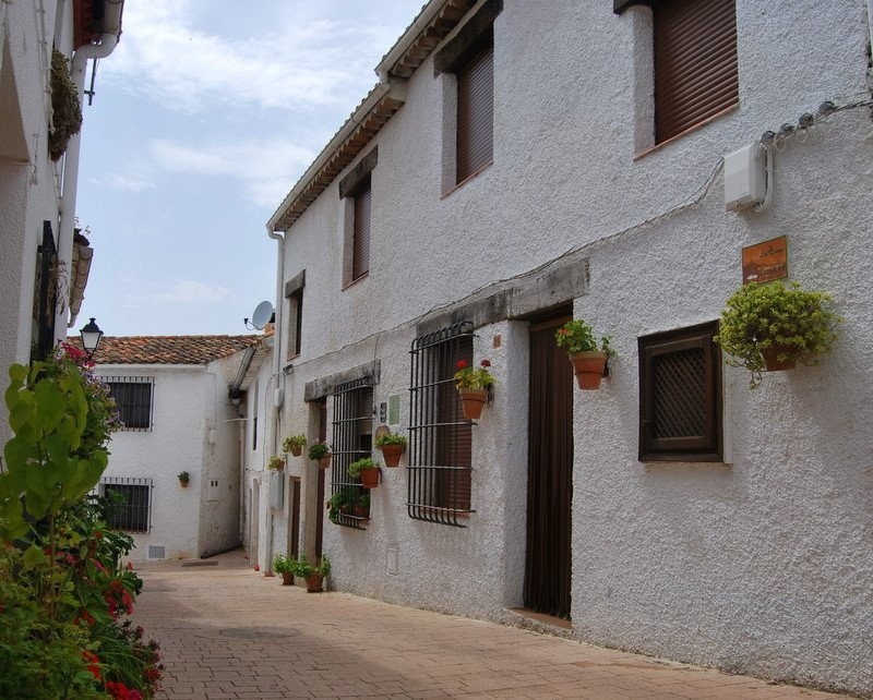 Fachada de Mirador de Hornos en una calle del pueblo