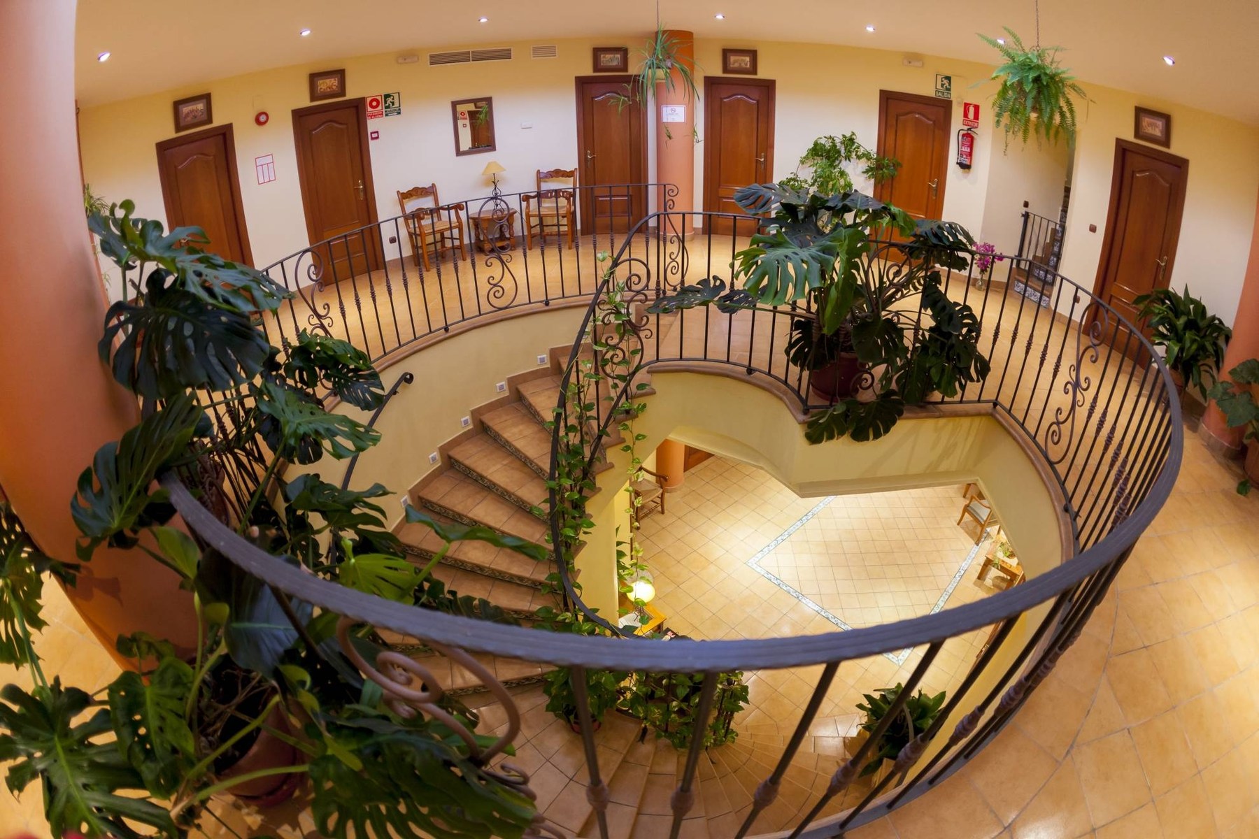 Patio interior y escaleras del Hotel Paraje La Lambra