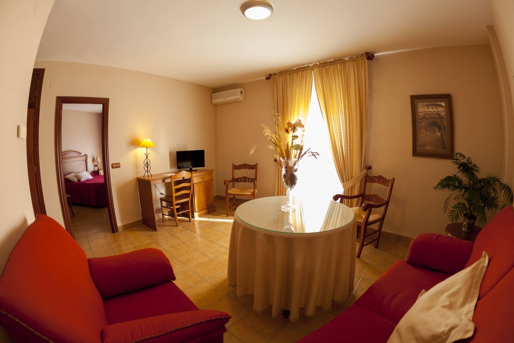 Zona de estar con mesa del Hotel Paraje La Lambra