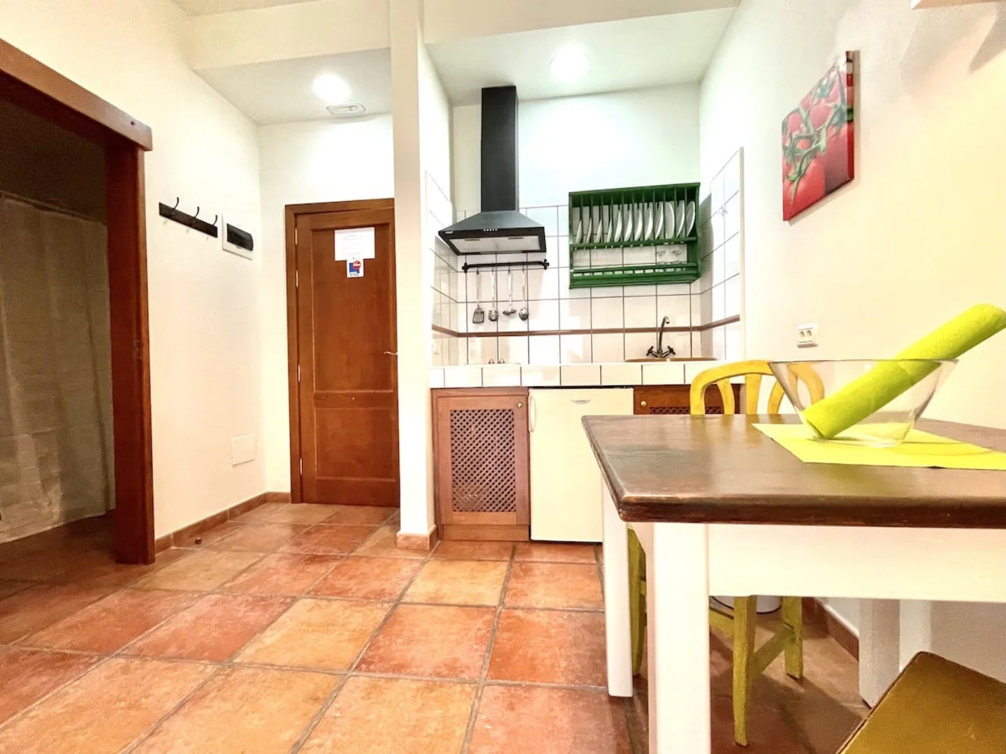 Cocina equipada y comedor de un apartamento Los Telares