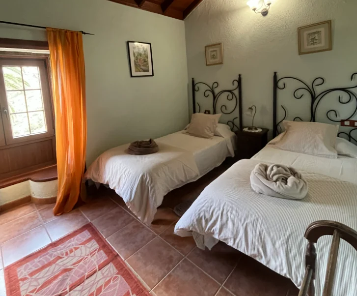 Dormitorio con dos camas en Casa Rural El Cabezo