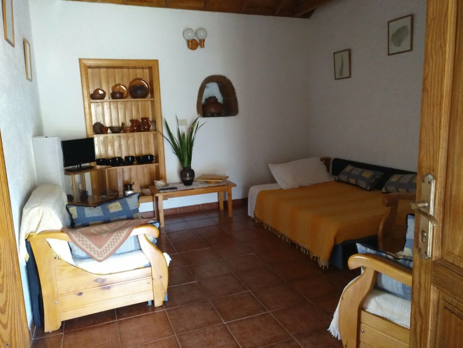 Sala de estar y dormitorio de Casa Rural Emilia Magdalena, Agulo
