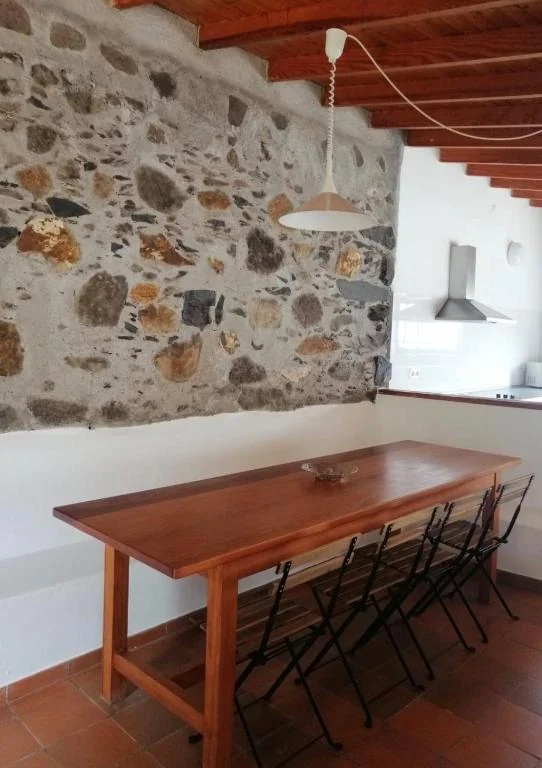 Comedor de la casa con mesa de madera y techo tradicional