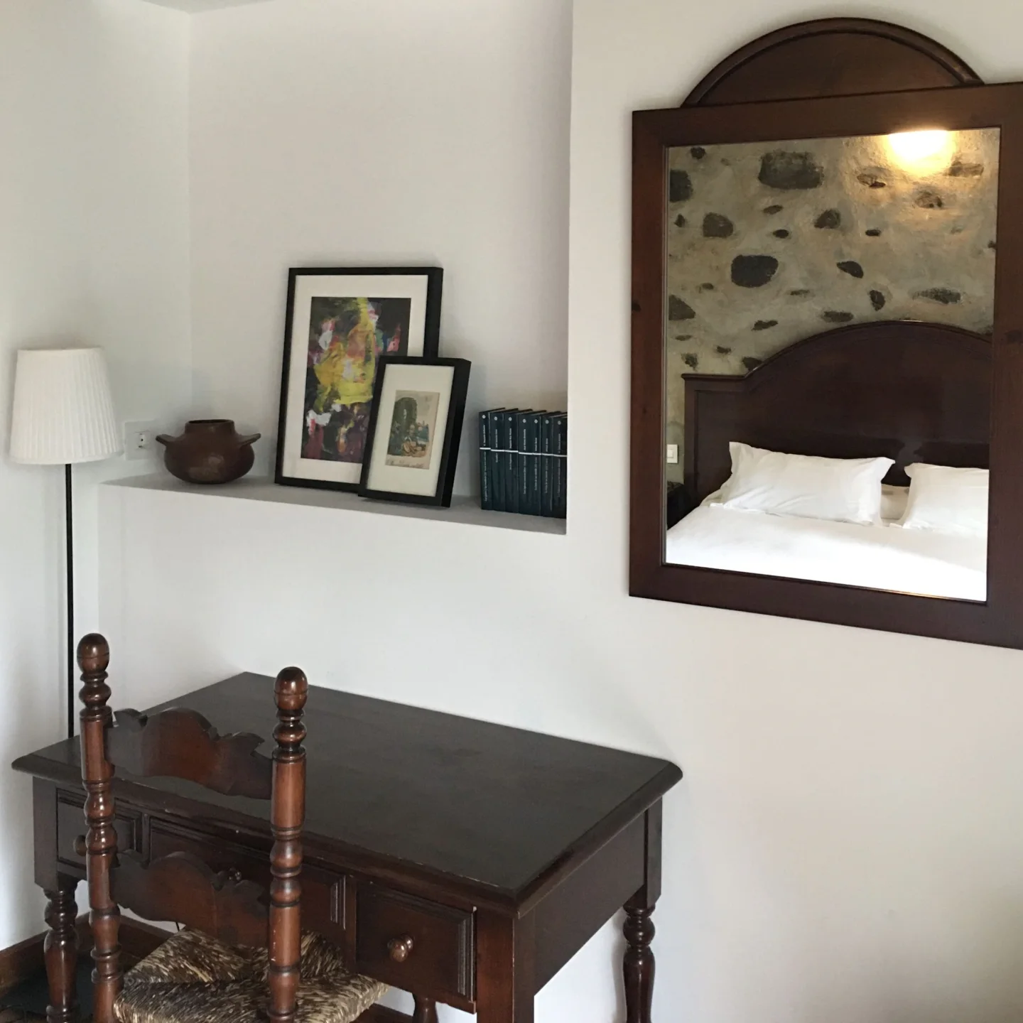 Dormitorio con muebles de madera en el Hotel Rural Ibo Alfaro