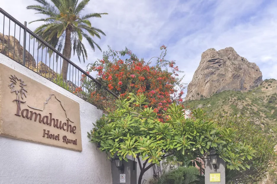 Rótulo del Hotel Tamahuche junto a la vegetación