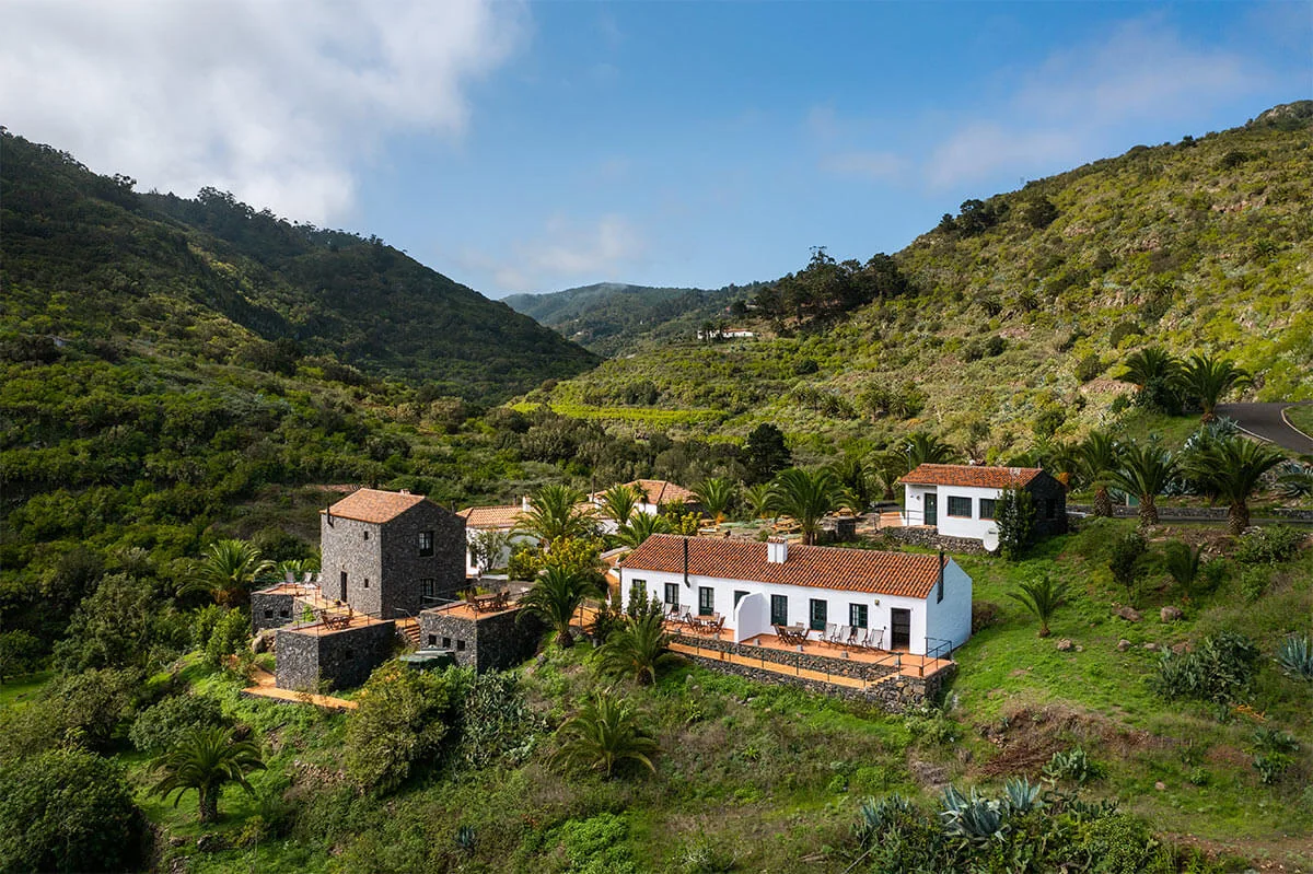 Vista del conjunto de casas y su entorno en Las Casas del Chorro